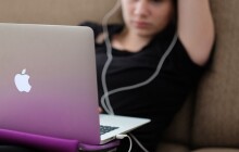 České děti podle mezinárodního průzkumu tráví příliš času u obrazovek