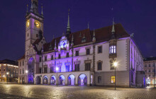 Na den boje proti mozkové mrtvici se olomoucká radnice rozsvítí růžově