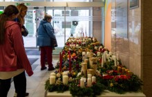 Prodej adventních věnců a vánočních hvězd ve FNOL pomůže dětem