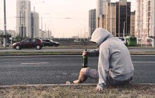 Opilý mladík si spletl vůz Policie ČR s taxislužbou. Poté se rozplakal