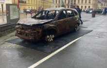 Rozstřílená a ohořelá auta v Olomouci. Vraky jsou připomínkou nedaleké války a utrpení