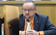 Satira: Kopa hnoje od lidoveckého grizzlyho a Bačákův chlebíček