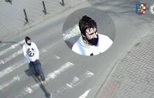 VIDEO: Muži za bílého dne okradli na ulici seniorku. Policie žádá o pomoc při pátrání