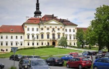 Problémové parkování u Klášterního Hradiska nově komplikuje dopolední zákaz zastavení