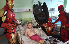 Filmoví hrdinové zasahovali na dětské klinice. Avengers přišli potěšit malé pacienty