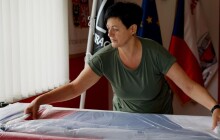 Křtem jsou prošité prsty, říká vyšívačka z Postřelmova. Její prapory zdobí celou republiku