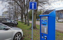 Parkování už můžete zaplatit i kartou. Novinka se týká skoro čtyřiceti parkomatů