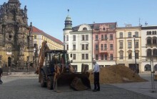 Na náměstí se vrací písek pro sochaře. Koho připomene nová socha tentokrát?
