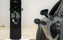 Do fakultky v elektromobilu. Nemocnice má dobíjecí stanice