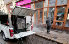 Nový parní stroj za dva miliony se rozbil. Pracovníci tak dále stříkají ulice roundupem