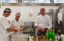 FOTO: Paulus vařil pro zaměstnance FNOL. Počet vydaných jídel byl pro něj rekordní