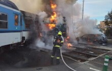 Kraj a hasiči ocenili dva zachránce lidí z hořícího vlaku po střetu v Olomouci
