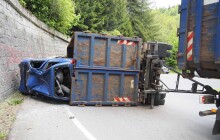 Převážené vraky vozidel v zatáčce vypadly z přívěsu a zablokovaly silnici