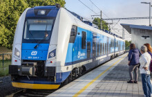 Na trati mezi Lichkovem a Hanušovicemi jezdí více vlaků. Spoje platí dva kraje