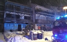 Požár rodinného domu. Dvě zraněné osoby jsou v péči záchranky