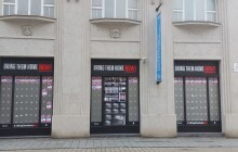 Muzeum vylepilo snímky, jež zachycují stržení plakátů lidí unesených Hamásem
