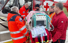 Vrtulník poprvé transportoval novorozence z Olomouce do Motola. Lékaři využili držák na inkubátor