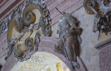 FOTOREPORT: Kostel ve Staré Vodě popsaný azbukou. Sochy mají ustřelené hlavy