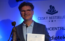 Uspěl mezi tisícovkou knih. Cenu Český bestseller si odnesl olomoucký rodák