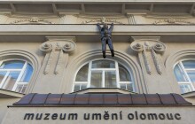 Lupič se vysvlékl z ochranného obleku a opět ručkuje po budově muzea