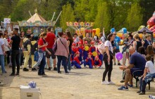 Za symbolické vstupné na Májovou slavnost. Sladká májová pusa vás nemine