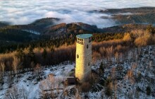 Tip na výlet: Nedokončená dálnice uprostřed lesů. Dojděte k rozhledně Brdo