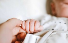 Do nemocnice to nestihli, chlapeček se narodil v autě. Porodník byl na telefonu