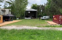 Rozvolněná opatření vrací palouček před Sklubem k životu. Vystoupí zde Vojta Dyk nebo Vypsaná fiXa