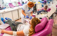 Dárci krve dostanou ve FNOL k svátku sladkou odměnu nebo měření na speciálních přístrojích