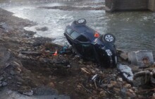 Řidič sjel do řeky Bělá. Spoléhal na navigaci, která ho vedla po poškozené cestě
