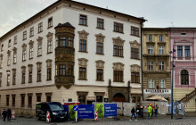 Z bývalého sídla organizací vznikají nájemní byty. Rekonstrukce by mohla skončit příští zimu