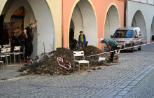 Při výkopu kanalizace se propadla vozovka. Město část uzavřelo