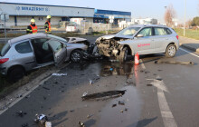 Zranění a škoda 300 tisíc. Řidič přehlédl protijedoucí auto