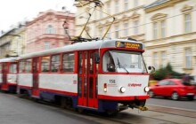 Muž si v tramvaji odmítal nasadit respirátor, po upozornění řidiče ho fyzicky napadl a poškodil dveře
