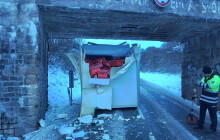 Nehoda uzavřela trať i silnici. Náklaďák narazil do mostní konstrukce na Prostějovsku