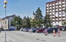 Parkoviště mělo být opravené, práce zhatilo počasí. Přesto se otevírá