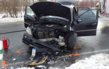 Čelní střet mercedesu a audi. Po vážné nehodě letěl pro oba řidiče vrtulník