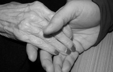 Strážníci pomohli zraněné seniorce a zamezili neštěstí v domě
