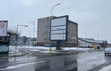 Reklama zatarasila přechod pro chodce. Starosta chce s investorem bojovat