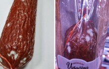 Kolonie plísní na salámech v přerovských potravinách. Odhalila je inspekce