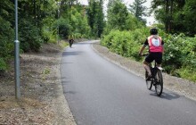 FOTO: Konec nebezpečnému přejíždění Hodolanské. Nová cyklostezka kolem Bystřičky je hotová