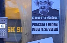 FOTO: Prasata z vedení, vzdejte se velení. Někdo polepil Andrův stadion plakáty