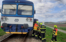 Na Prostějovsku se střetlo auto s vlakem. V úseku jezdí autobusy