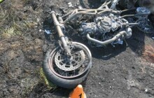 FOTO: Nehoda u Plumova skončila požárem auta i motorky