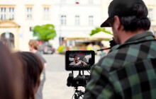 Filmaři natáčejí devadesátkový akčňák. Kde je potkáte?