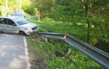 Havarovala v Dolním Boušínově. Řidička zatáčku nezvládla