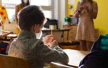 Žáci se v pondělí vrátili do škol a při testování si museli pomáhat legem
