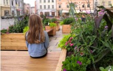 Odpočinek mezi květinami na Horním náměstí. Green Point je hotový, podívejte se, jak vypadá