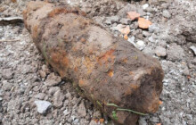 Nečekaný nález v Tovačově. Muž na dvoře objevil granát