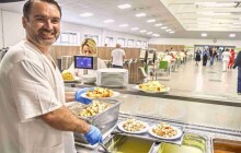 Oblíbené jídlo ve FNOL? Kuchaři připravují 320 litrů krému